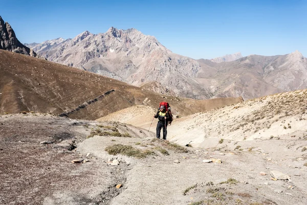 Hiker in high mountains. — Stock Photo, Image