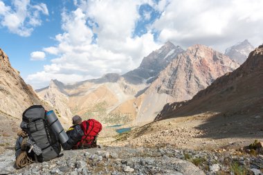 yüksek dağlarda yürüyüş yapanlar.