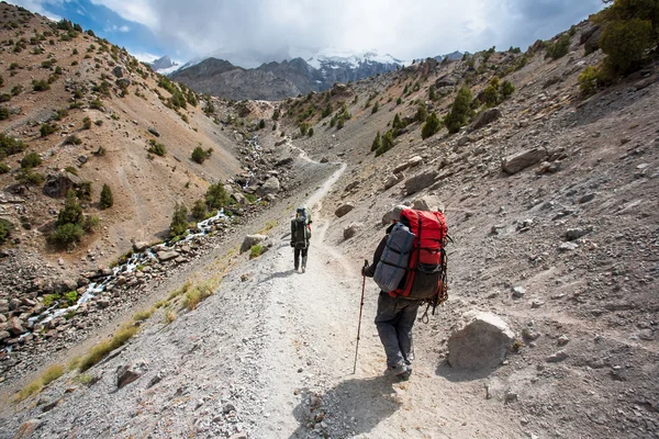 Caminhantes em altas montanhas . — Fotografia de Stock