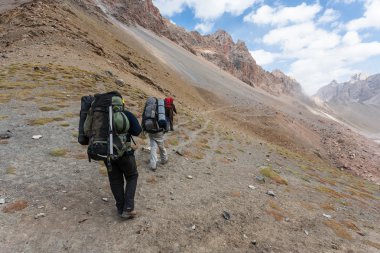 yüksek dağlarda yürüyüş yapanlar.