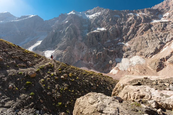 Escursionista in alta montagna . — Foto Stock