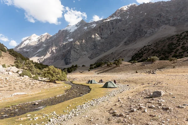 Górski krajobraz z namiotów. — Stockfoto