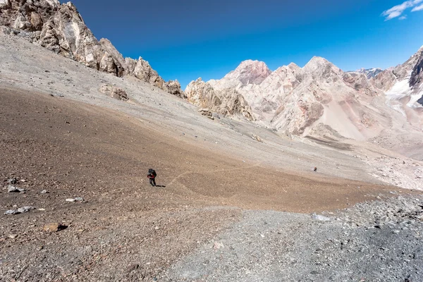 Escursionisti in alta montagna. — Stockfoto