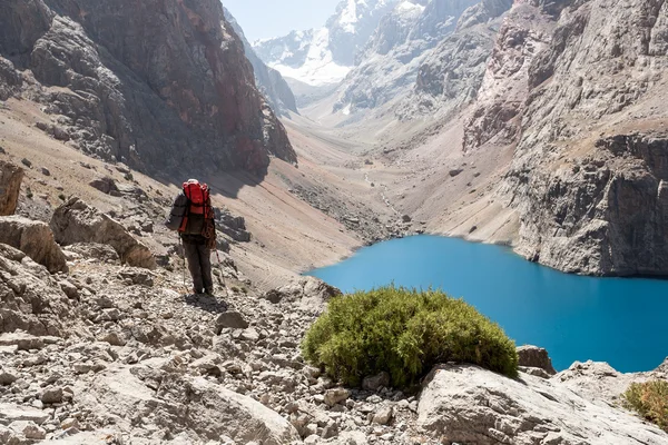 Caminhante em altas montanhas . — Fotografia de Stock