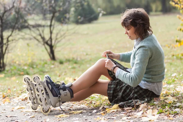 Meisje met rolschaatsen. — Stockfoto