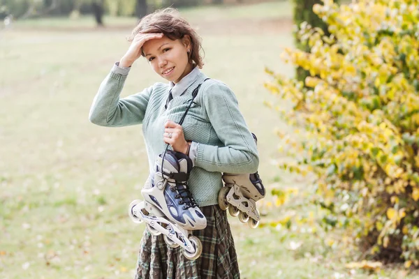 Ragazza con pattini a rotelle . — Foto Stock