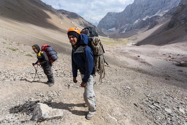 Escursionista in alta montagna . — Foto Stock