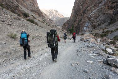 yüksek dağlarda yürüyüş yapanlar.