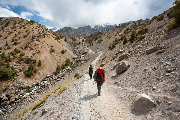 Escursionisti in alta montagna . — Foto Stock