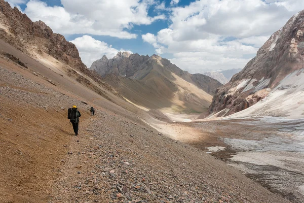 Caminhantes em altas montanhas . — Fotografia de Stock