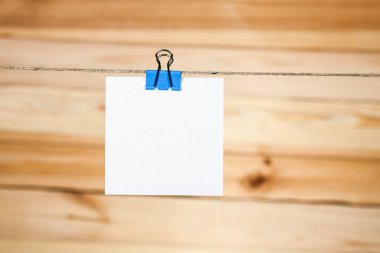 Bir ip üzerinde asılı beyaz kağıt kartları