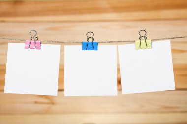 Bir ip üzerinde asılı beyaz kağıt kartları