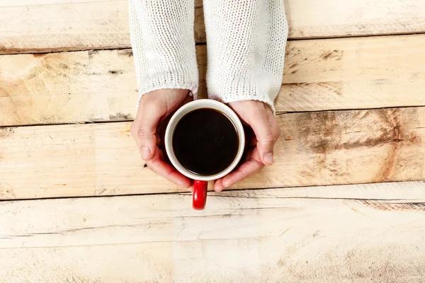 Frauenhand mit Kaffee. — Stockfoto