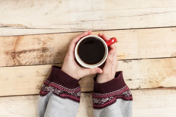 Frauenhand mit Kaffee. — Stockfoto