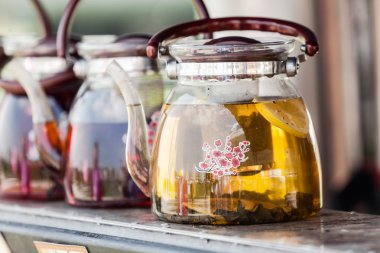 birçok çaydanlıklar.