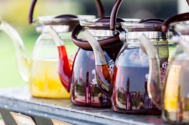 birçok çaydanlıklar.