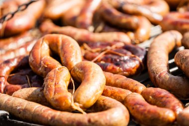 Sosisler ızgarada.