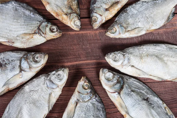 ahşap arka plan üzerinde kuru balık.
