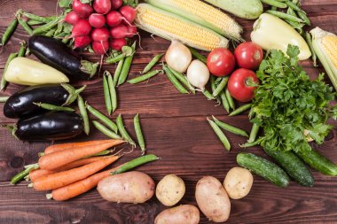 ahşap zemin üzerinde sebze