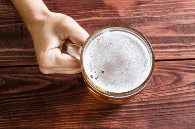 Bira bardağıyla el.