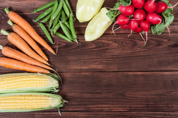 овощи на фоне дерева
