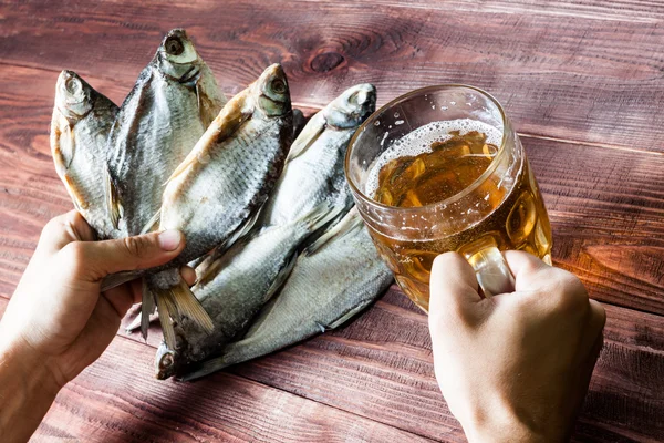 Kézi üveg sör és a szárított hal. — Stock Fotó