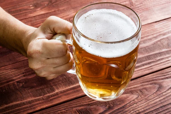 Hand met bierglas — Stockfoto