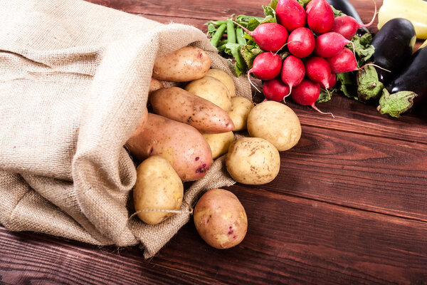 овощи на фоне дерева
