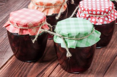 Ahşap arka plan üzerinde jam.