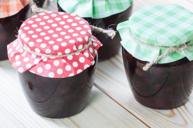 Ahşap arka plan üzerinde jam.