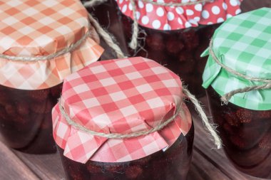 Ahşap arka plan üzerinde jam.