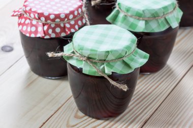 Ahşap arka plan üzerinde jam.