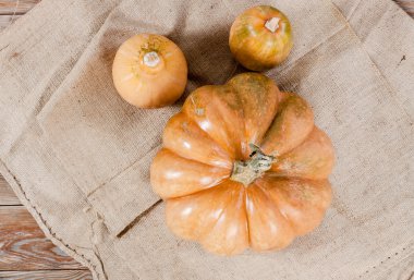 Ahşap üzerine birçok kabak.