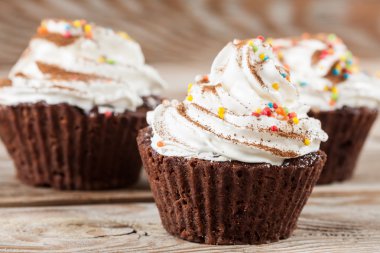 Ahşap üzerine çikolatalı kek