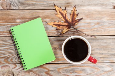 Kahve fincanı, defter ve sonbahar yaprakları