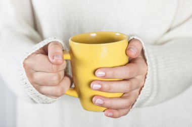 Çay veya kahve kadın elinde