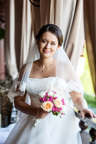 Beautiful young bride — Stock Photo, Image