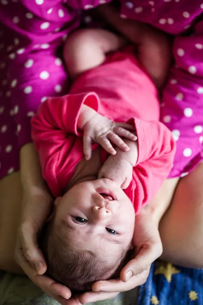 Madre sosteniendo a su niña recién nacida en las manos . —  Fotos de Stock