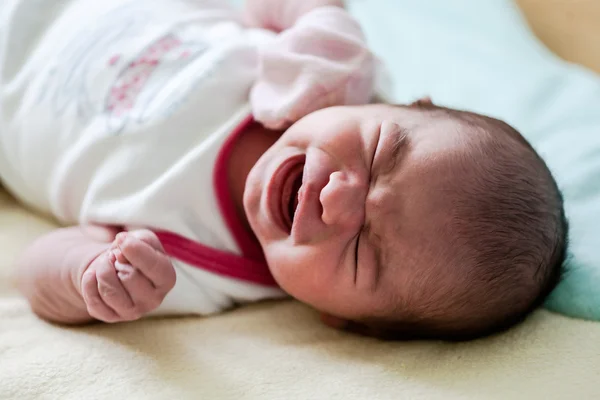 Mooie pasgeboren baby huilen. — Stockfoto