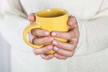 Çay veya kahve kadın elinde