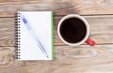 Not defterli kahve fincanı.