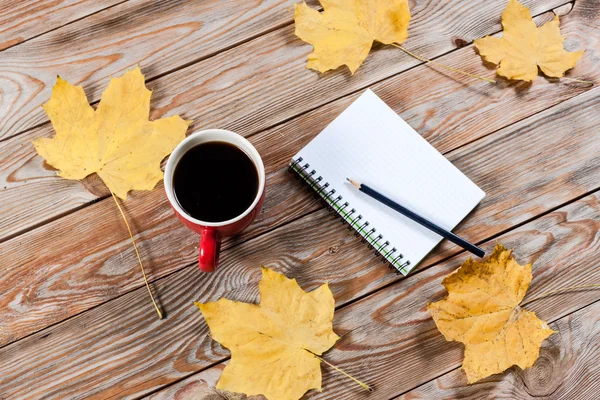 Xícara de café, caderno e folhas de outono Fotografias De Stock Royalty-Free