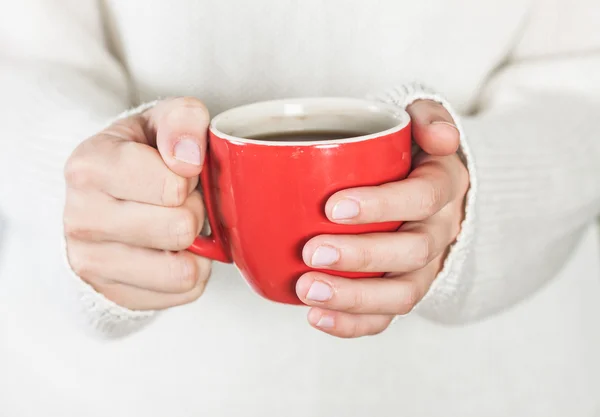 Tasse Tee oder Kaffee in weiblicher Hand — Stockfoto