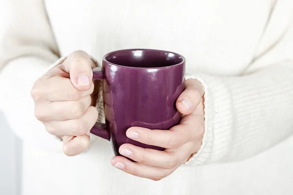 Taza de té o café en manos femeninas —  Fotos de Stock