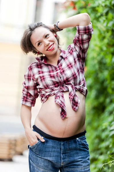 Chica embarazada feliz . — Foto de Stock