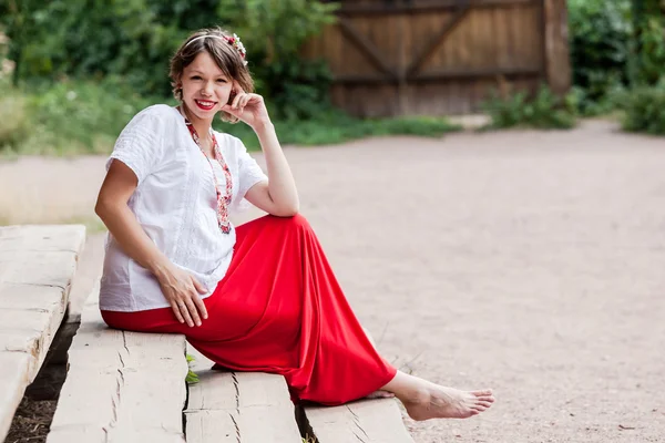 Mulher grávida ucraniana em camisa bordada tradicional — Fotografia de Stock