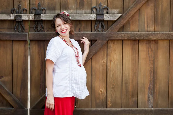 Oekraïense zwangere vrouw in traditionele geborduurde shirt — Stockfoto