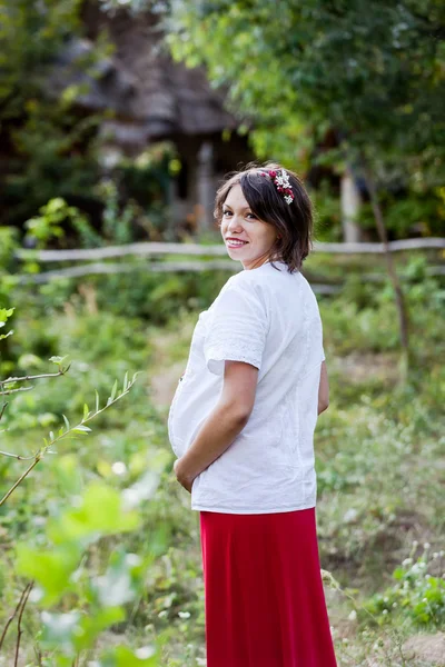 Oekraïense zwangere vrouw in traditionele geborduurde shirt — Stockfoto