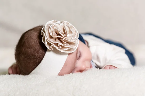 Menina recém-nascida bonita — Fotografia de Stock