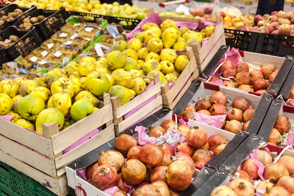 Fulla hyllor med frukt i snabbköpet. — Stockfoto